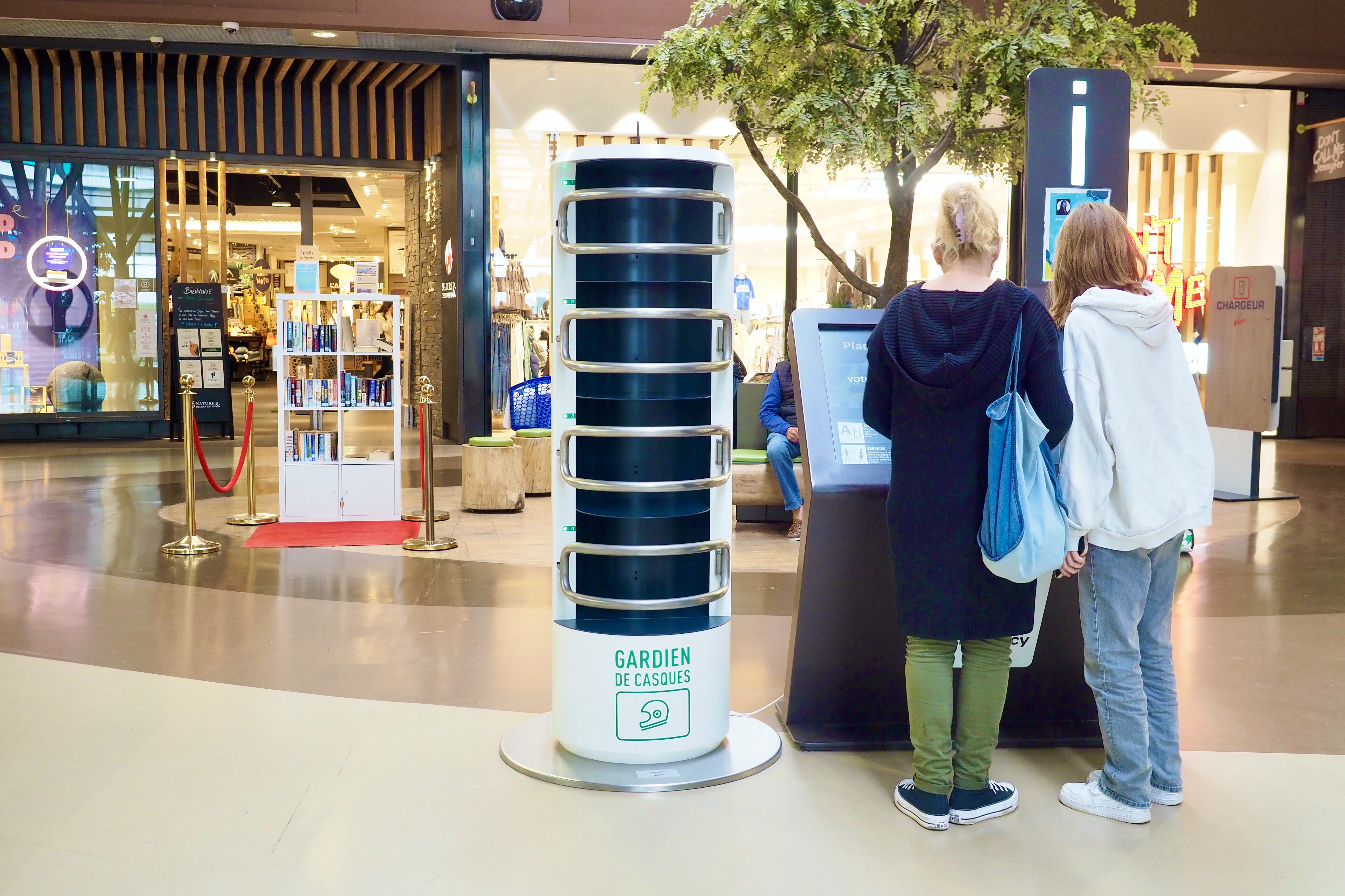 Terminale per cuffie alla reception di un centro commerciale Terminale per cuffie alla reception di un centro commerciale