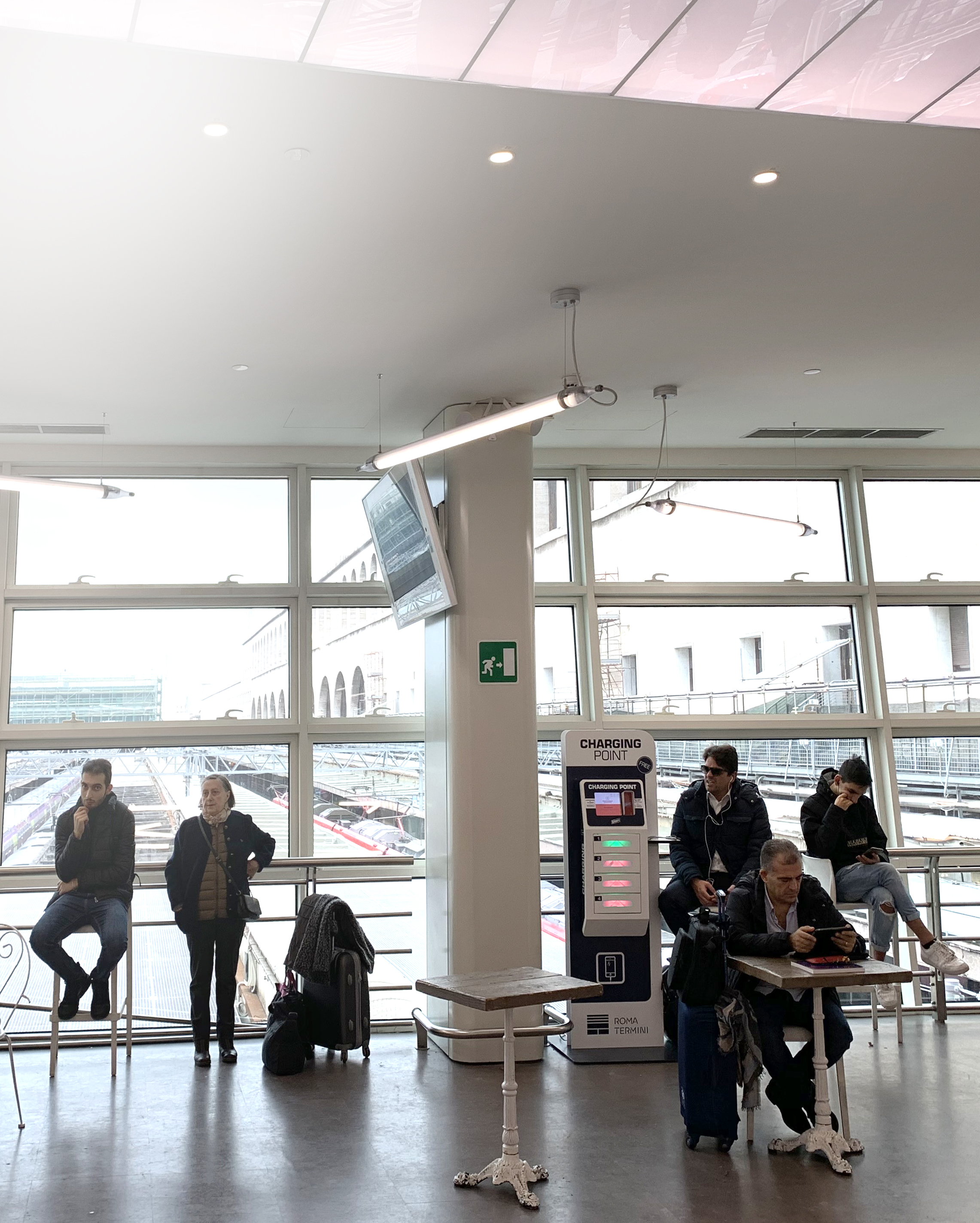 Taquillas para cargar teléfonos en la estación Termini de Roma Taquillas para cargar teléfonos en la estación Termini de Roma