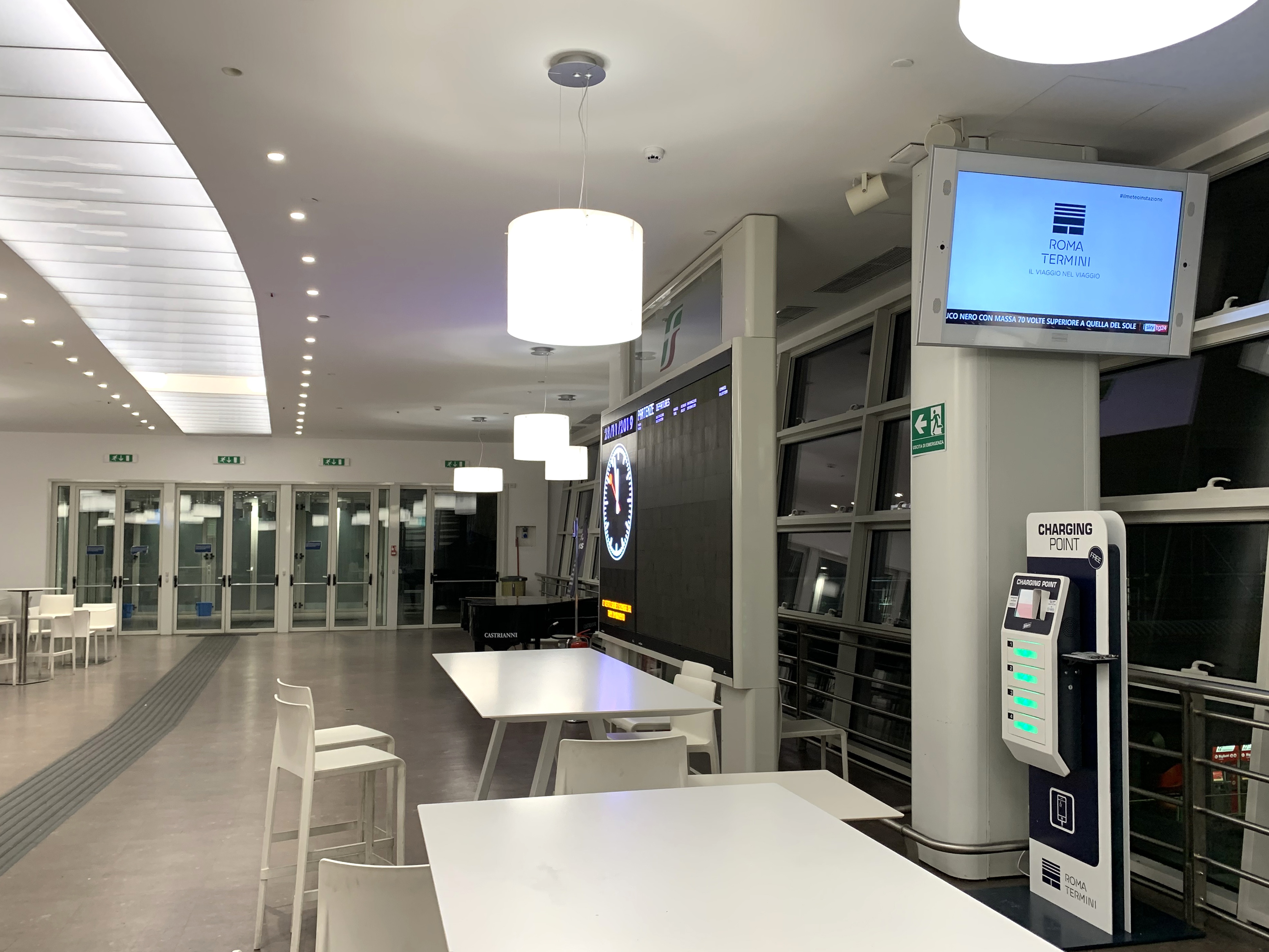 Estación de carga para teléfonos inteligentes en la estación Termini de Roma Estación de carga para teléfonos inteligentes en la estación Termini de Roma