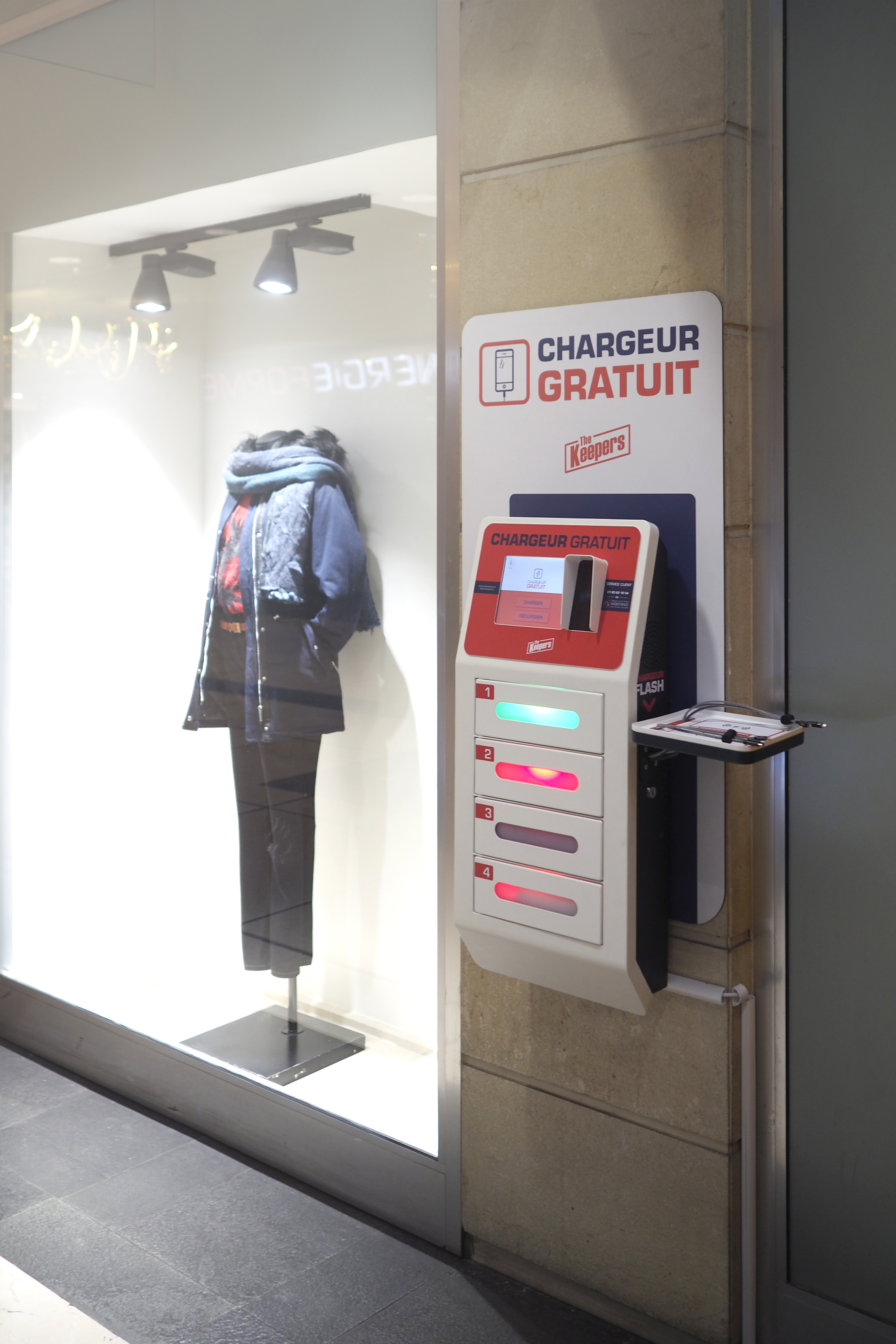 Terminales de carga de teléfonos para tiendas en estaciones de tren Terminales de carga de teléfonos para tiendas en estaciones de tren