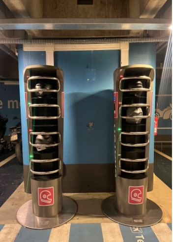 Borne de casiers à casques pour parkings de salles de sport  Borne de casiers à casques pour parkings de salles de sport