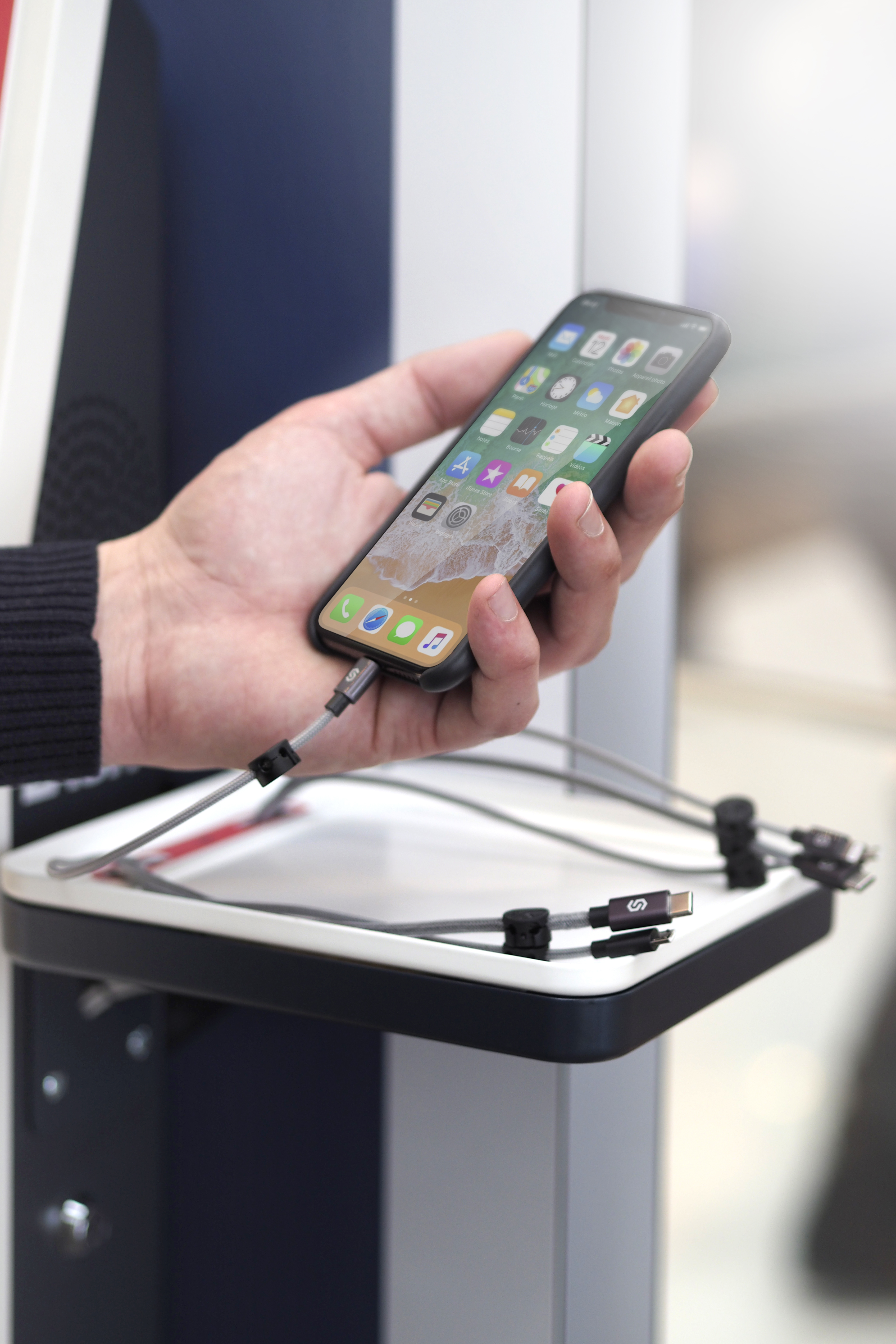 Terminali di ricarica per telefoni sicuri e autonomi per le università Terminali di ricarica per telefoni sicuri e autonomi per le università