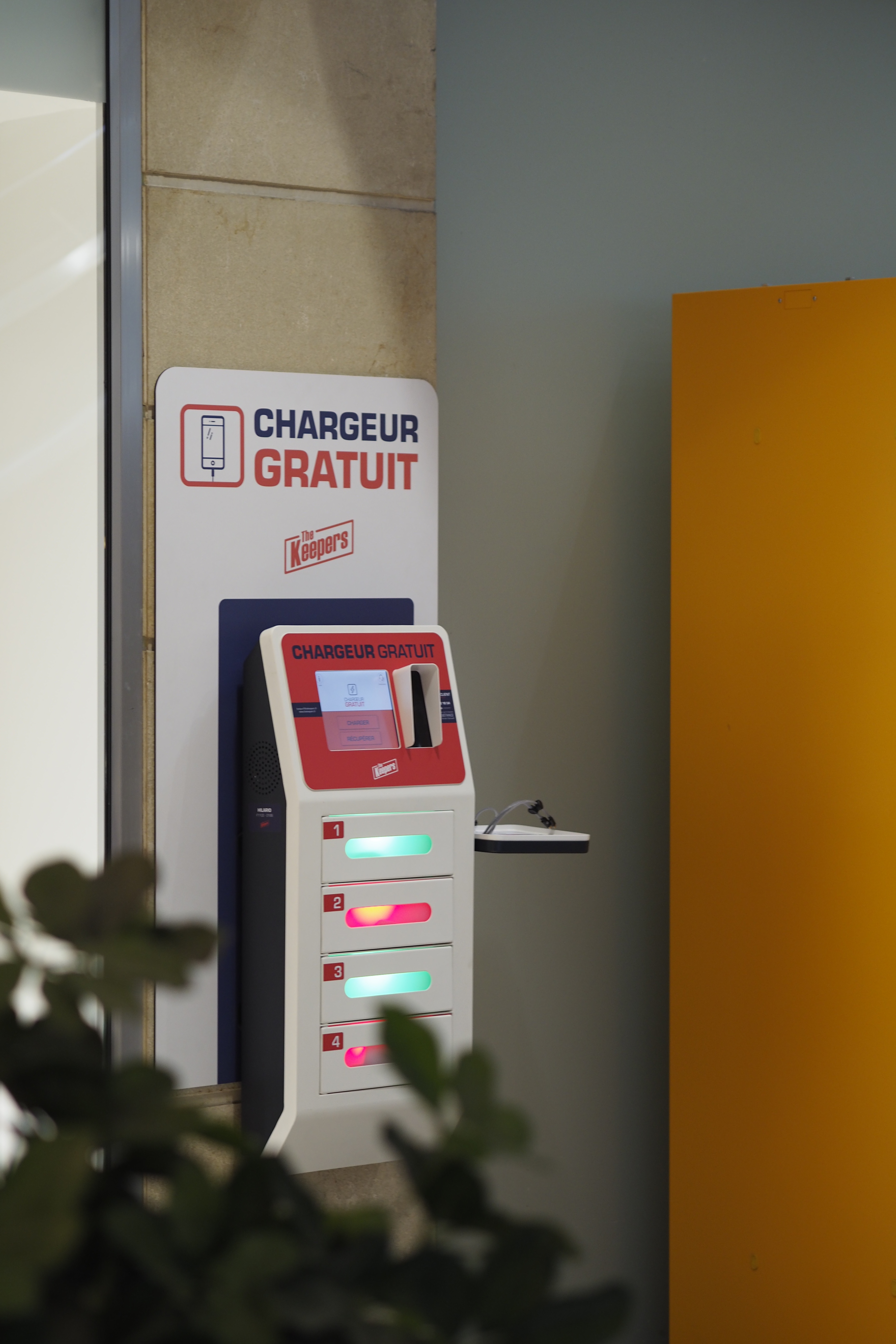 Stazione di ricarica per smartphone sicura e autonoma Stazione di ricarica per smartphone sicura e autonoma